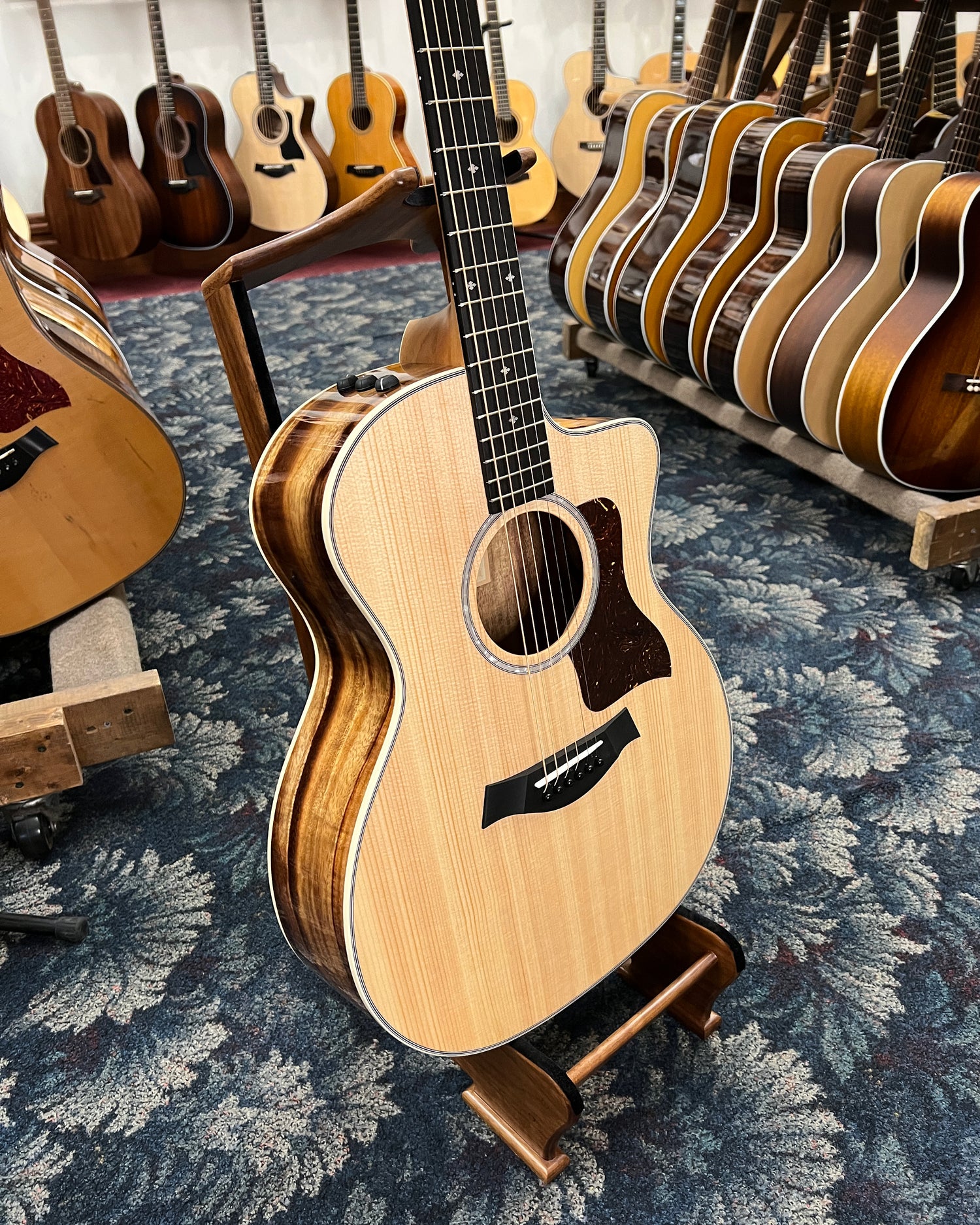 Taylor 214ce-K Deluxe Acoustic Guitar & Case