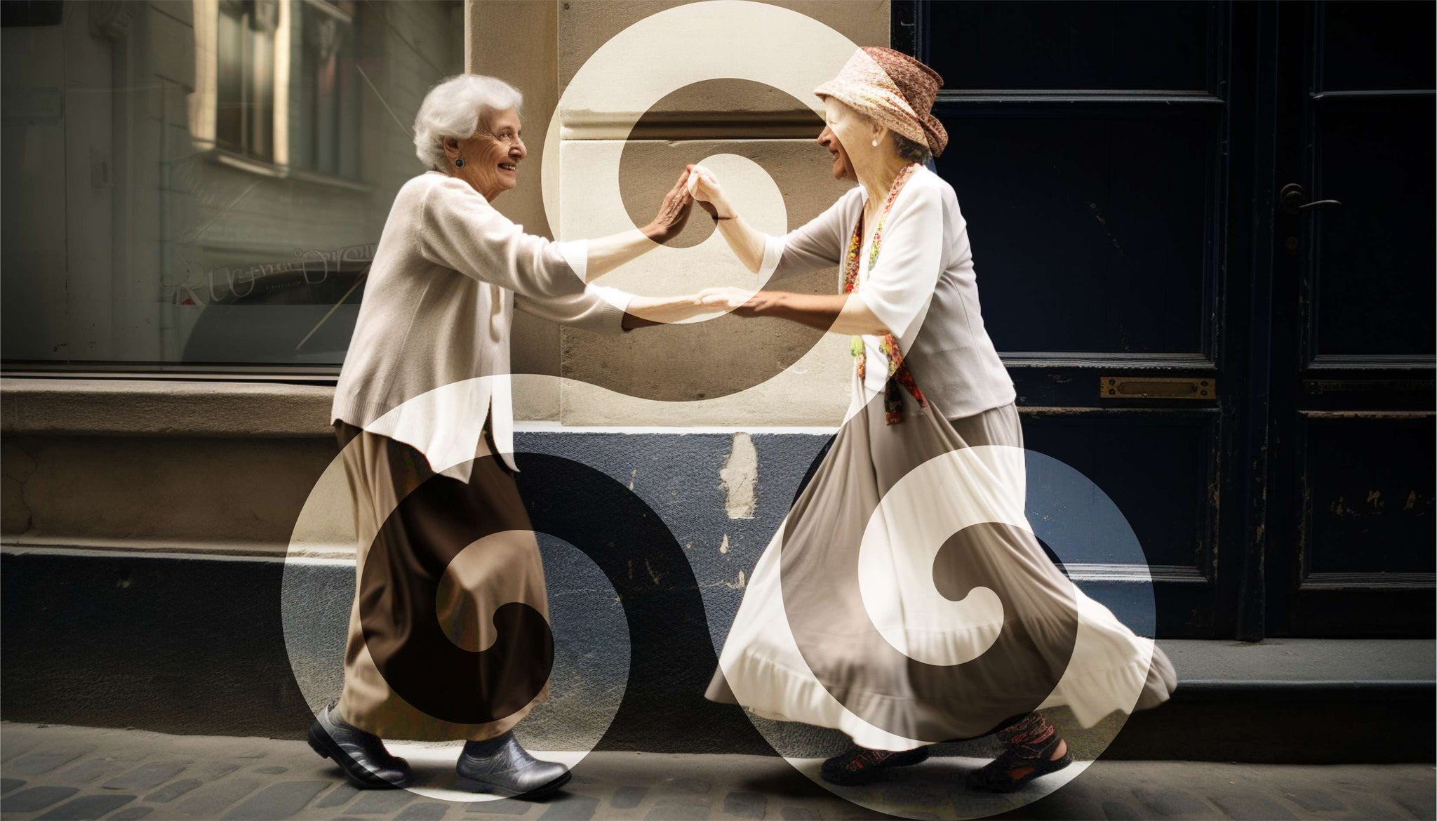 2 femmes dansent devant un immense triskel transparent