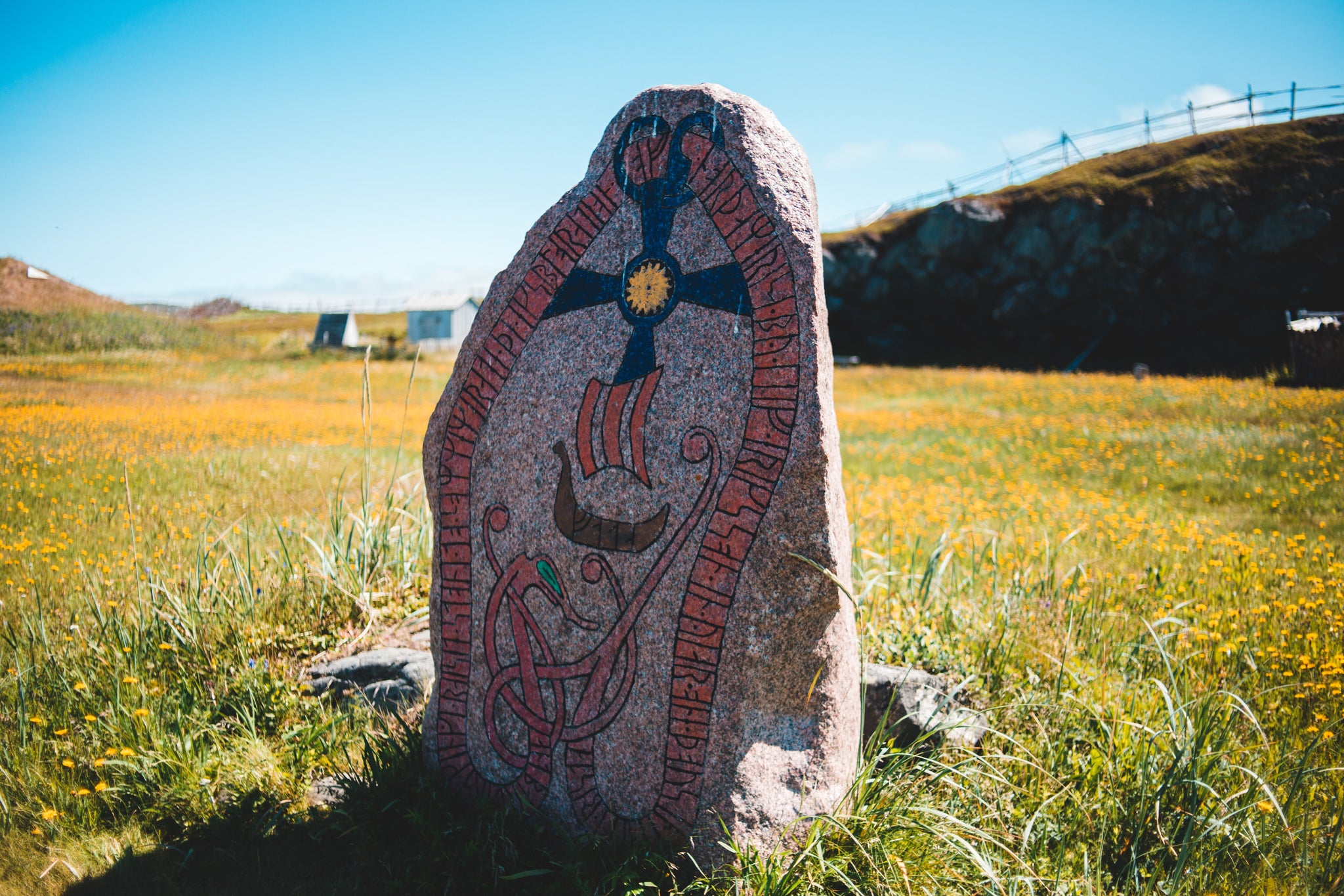 inscriptions de runes sur un menhir