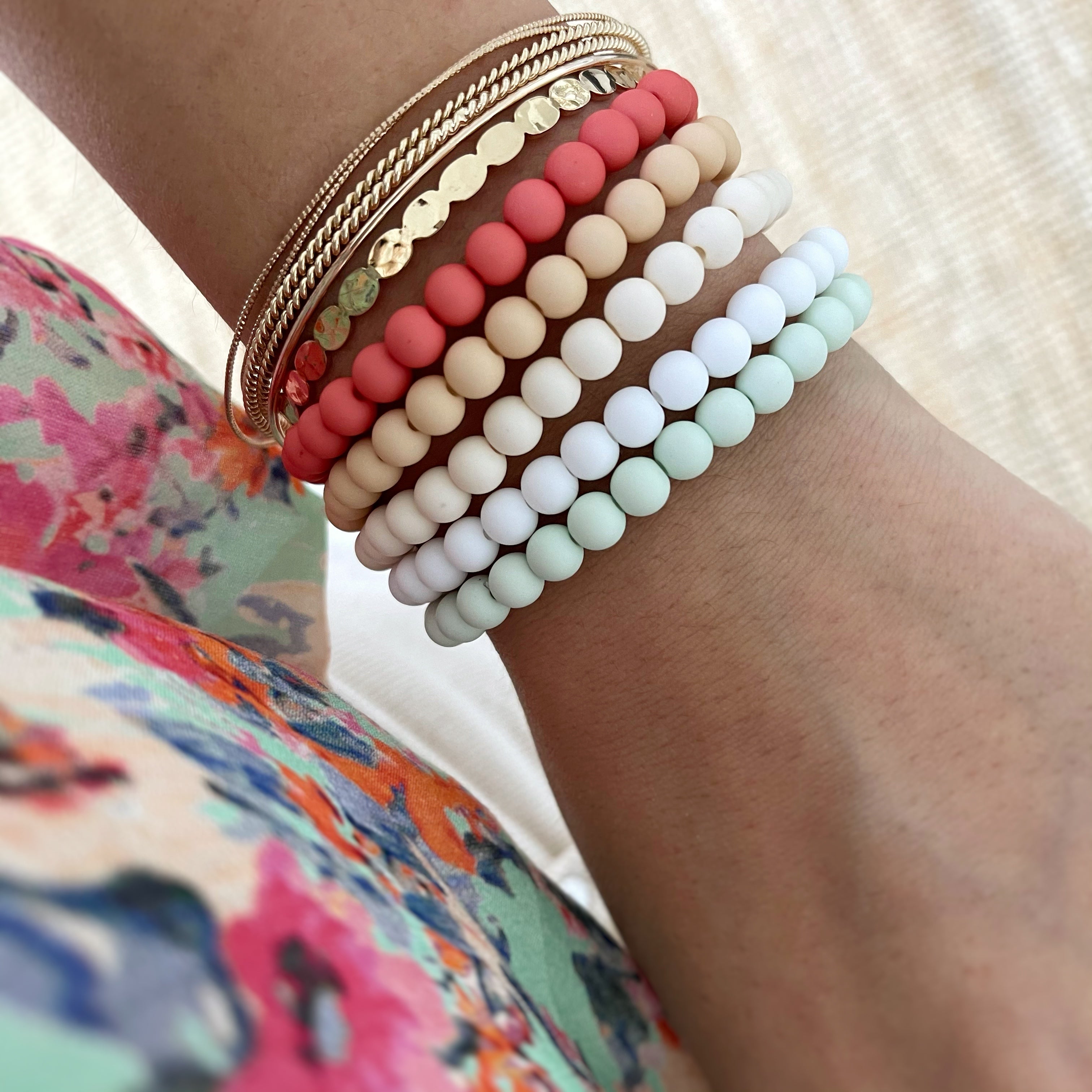 Bracelets unis colorés à perles