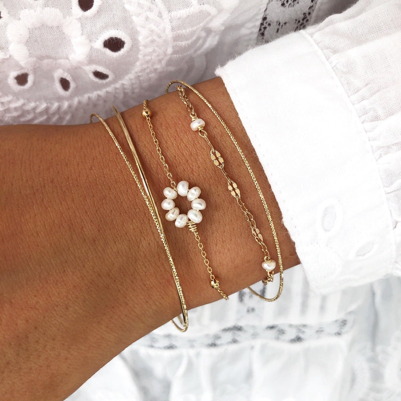 Bracelet orné d'une fleur en perles d'eau douce