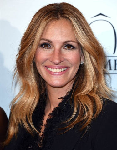 Julia Roberts with warm balayage and layered haircut