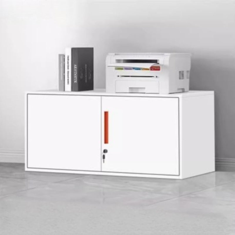 白色鋼製文件櫃雙門設計 White steel filing cabinet dual-door design，內部多層隔板存放獎盃文件 adjustable shelves storing trophy files，專業辦公室收納 professional office storage