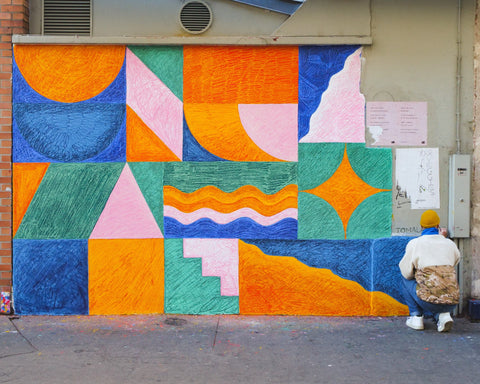 Fresque murale colorée réalisée par l'artiste Thomas Lateur sur le mur extérieur du restaurant micro-brasserie Les Cuves de Fauve à Paris 11ème arrondissement au 64 rue de Charonne