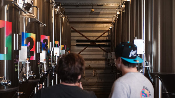 Cyprien et Antoine co-fondateurs de Fauve Craft Bière à la micro-brasserie de Mauguio Montpellier fermenteurs cuves de fermentation