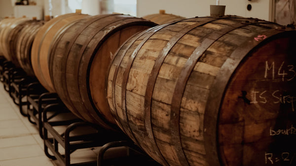 Les tonneaux du chai à barriques de la micro-brasserie Fauve Craft Bière à Mauguio Montpellier