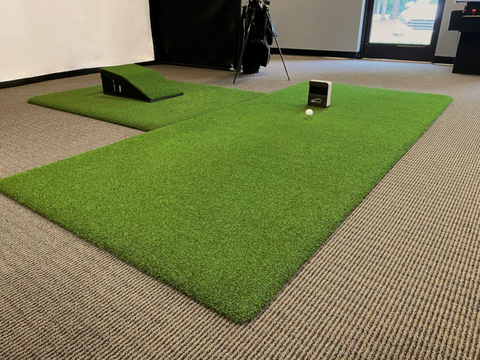 Golf mat with ball, projector and launch monitor