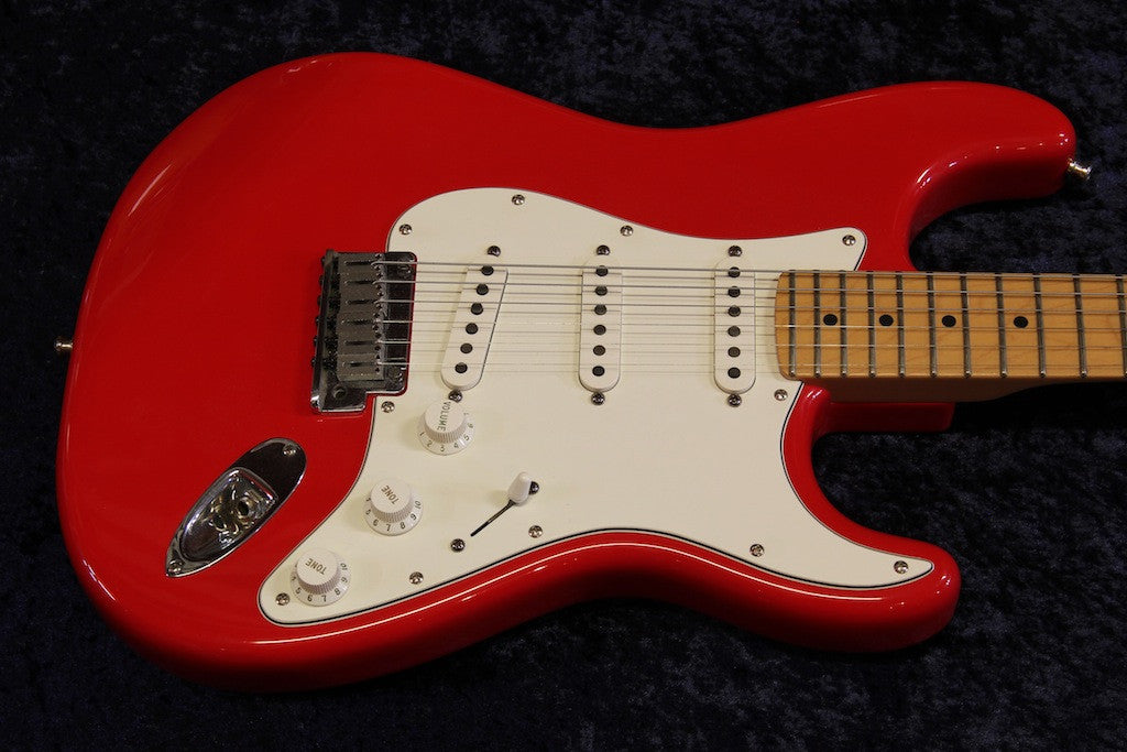 Twangcentral Guitars — 2000 Fender "American Series" Stratocaster. Rod Red #ZO146961 - So