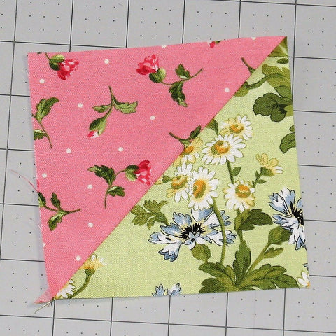 How to Sew a Basic Half Square Triangle Block – fabric-406