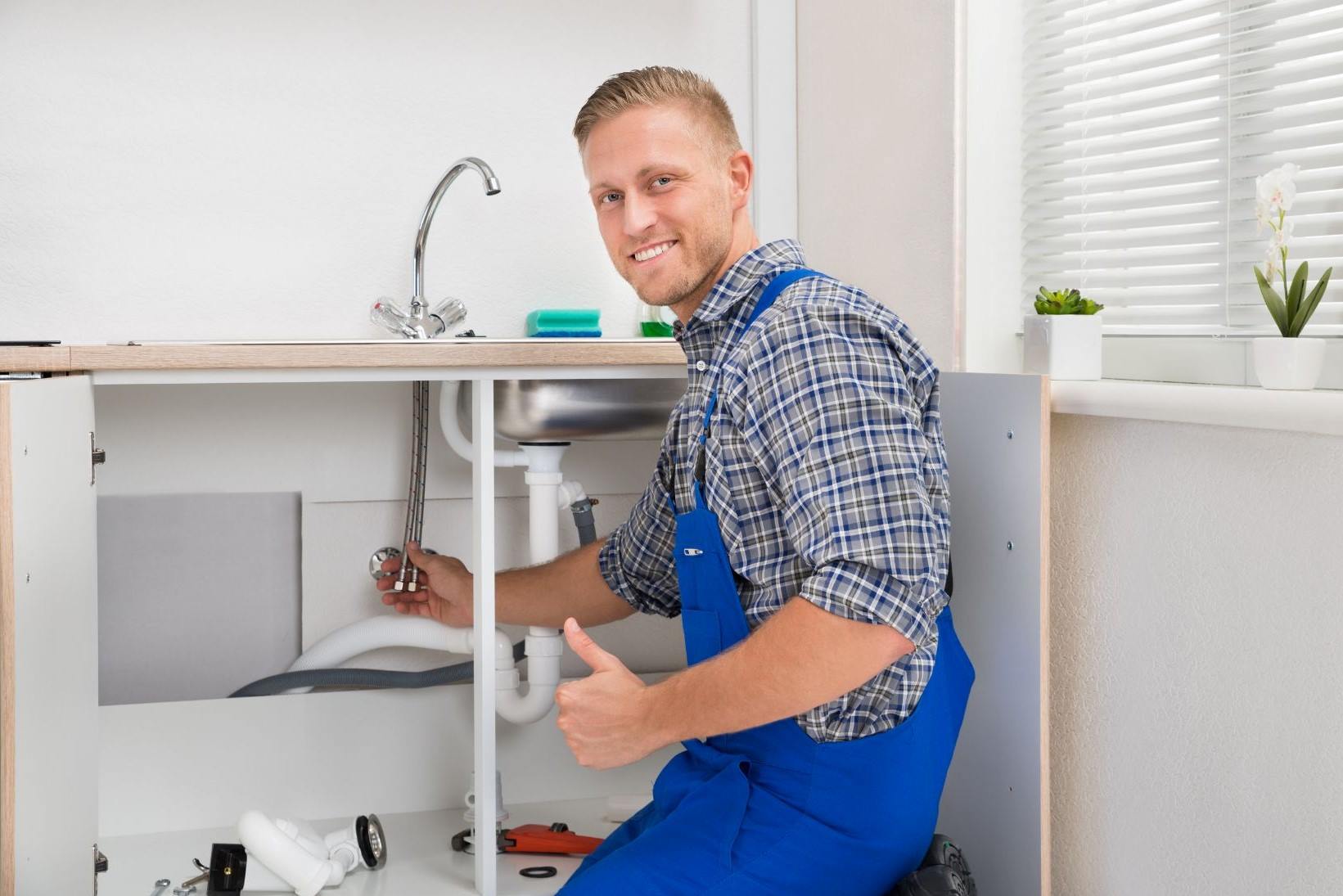 4 Steps to Install a Kitchen Sink Faucet