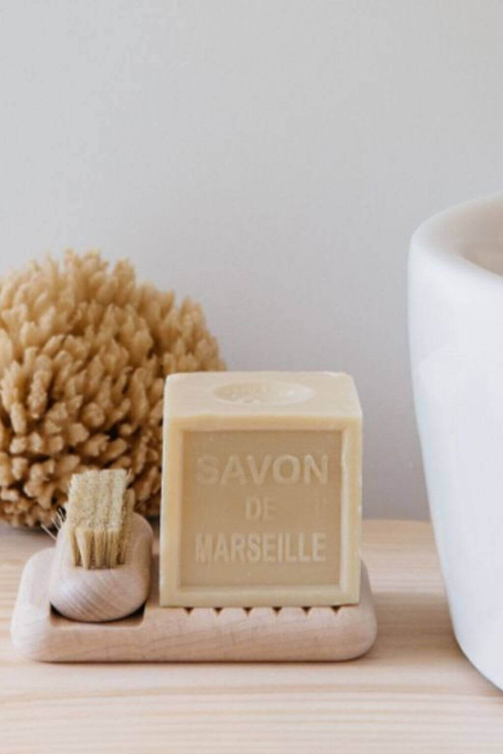 https://cdn.shopify.com/s/files/1/0150/0674/products/andree-jardin-french-beech-wood-soap-dish-nail-brush-set-29734591037520.jpg?crop=center&height=1536&v=1649536749&width=1024