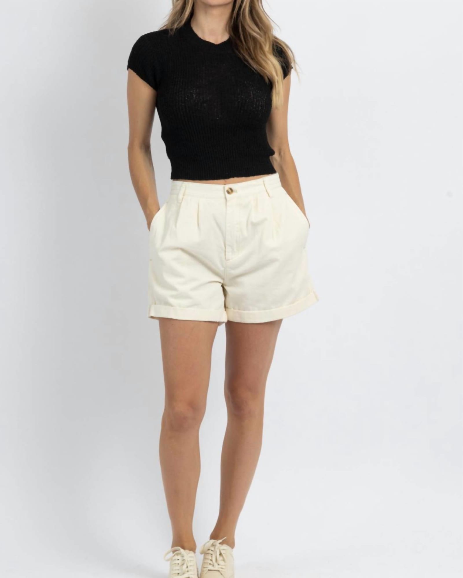 The Harleigh Pleated Short In White | White