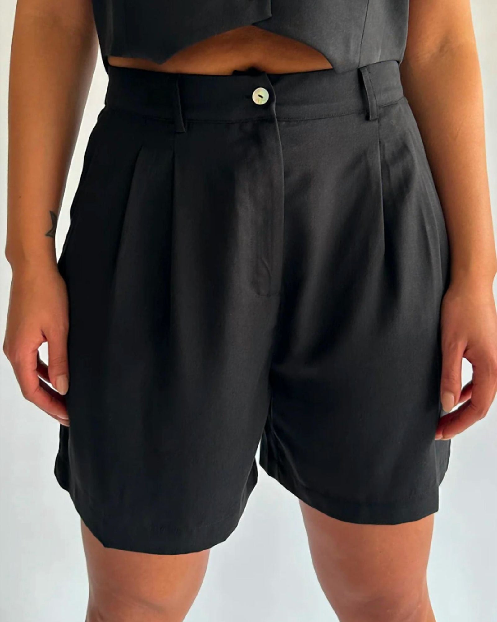 Twill Pleated Shorts In Jet | Jet