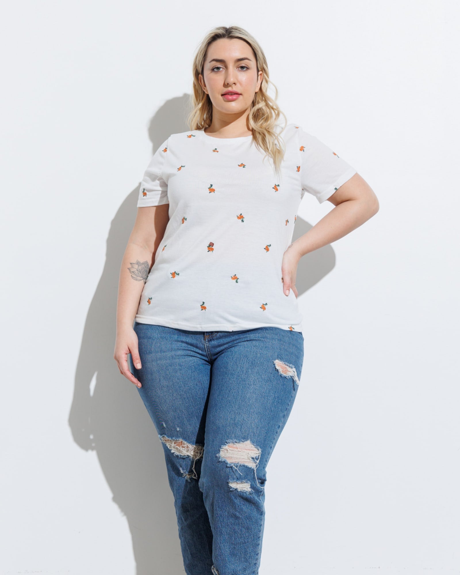 Floral Embroidered T-shirt | IVORY