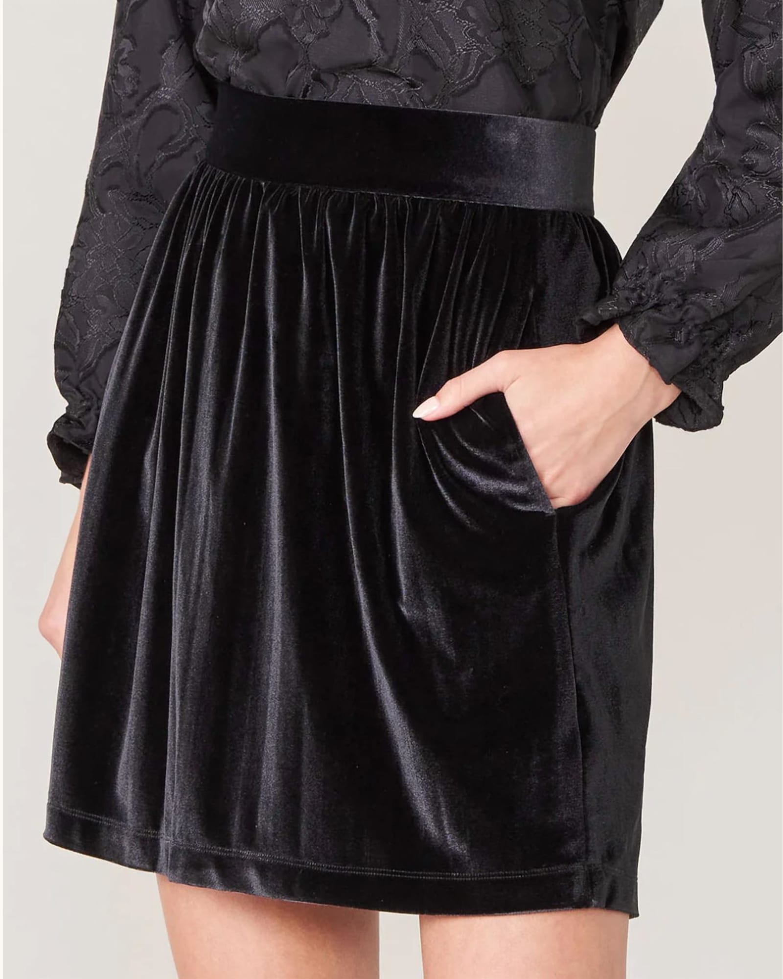 Gianna Stretch Velvet Skirt in Black | Black