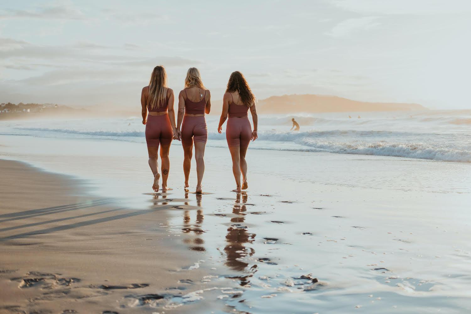 🥇 Outfit de playa para mujeres: Algunas opciones que te harán ver  espectacular – Todo sobre Salud