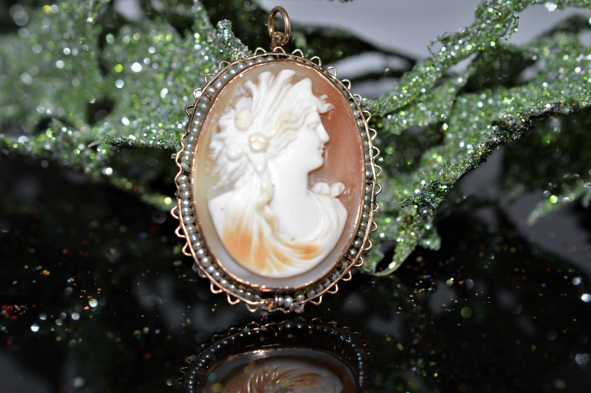 GOLD CAMEO NECKLACE