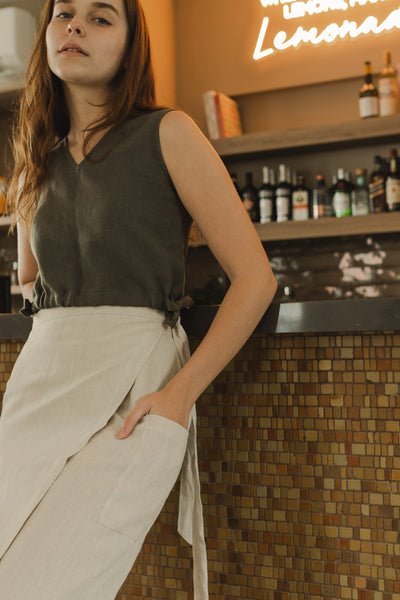 girl at cafe in barehands linen