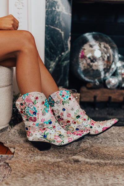 https://cdn.shopify.com/s/files/1/0152/4007/files/2309284397000-2023112210383100-1fede777the-delilah-embellished-cowboy-boot-in-ivory_600x600.jpg?v=1700671113