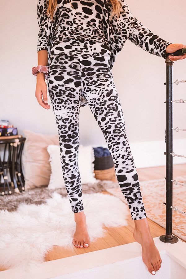 https://cdn.shopify.com/s/files/1/0152/4007/products/2008255195000-2020091610192900-d23e5630cozy-and-fabulous-leopard-leggings-in-grey.jpg?v=1600992021
