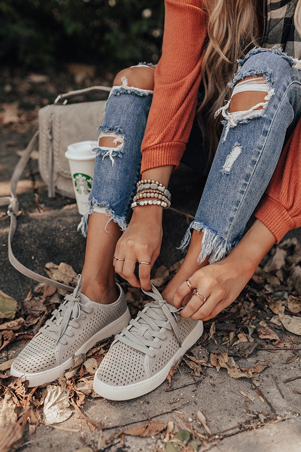 jeans, grey jeans, boyfriend jeans, white sneakers, brown bag