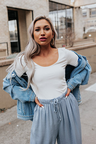 WHITE BODYSUIT + LIGHT BLUE JEANS 👖