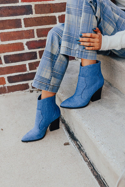 https://cdn.shopify.com/s/files/1/0152/4007/products/2309155397000-2023100914301200-c8f13c3athe-bethany-denim-bootie_600x600.jpg?v=1697155273