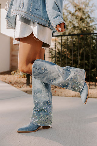 Make denim on denim a devastatingly good outfit with dramatic boots | 64  Casual Outfits You Can Wear Every Day of the Week | POPSUGAR Fashion UK  Photo 57