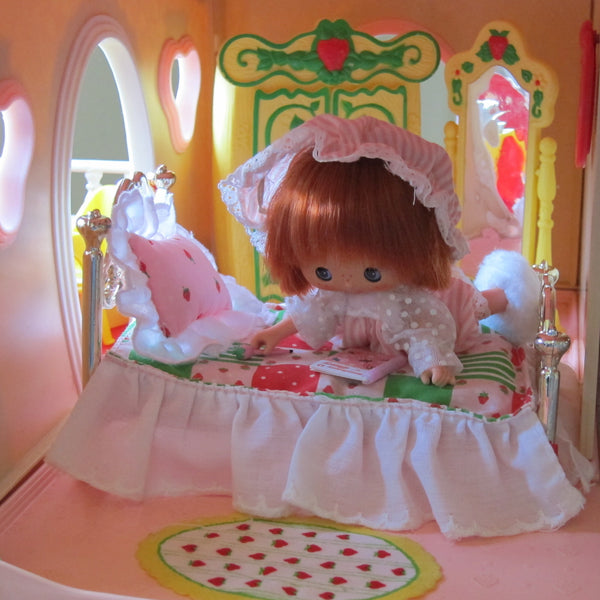 Bed, Bedspread & Pillow for Strawberry Shortcake Berry 