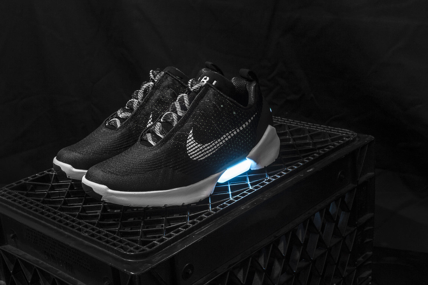 NIKE HYPERADAPT 1.0 / POWERED BY E.A.R.L. TECHNOLOGY – BLENDS
