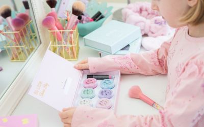 Oh Flossy Deluxe makeup set designed for kids