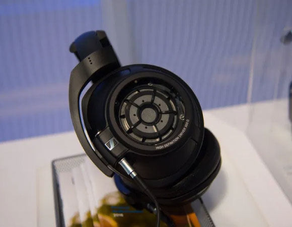 Headphone-Zone-Sennheiser-HD-820