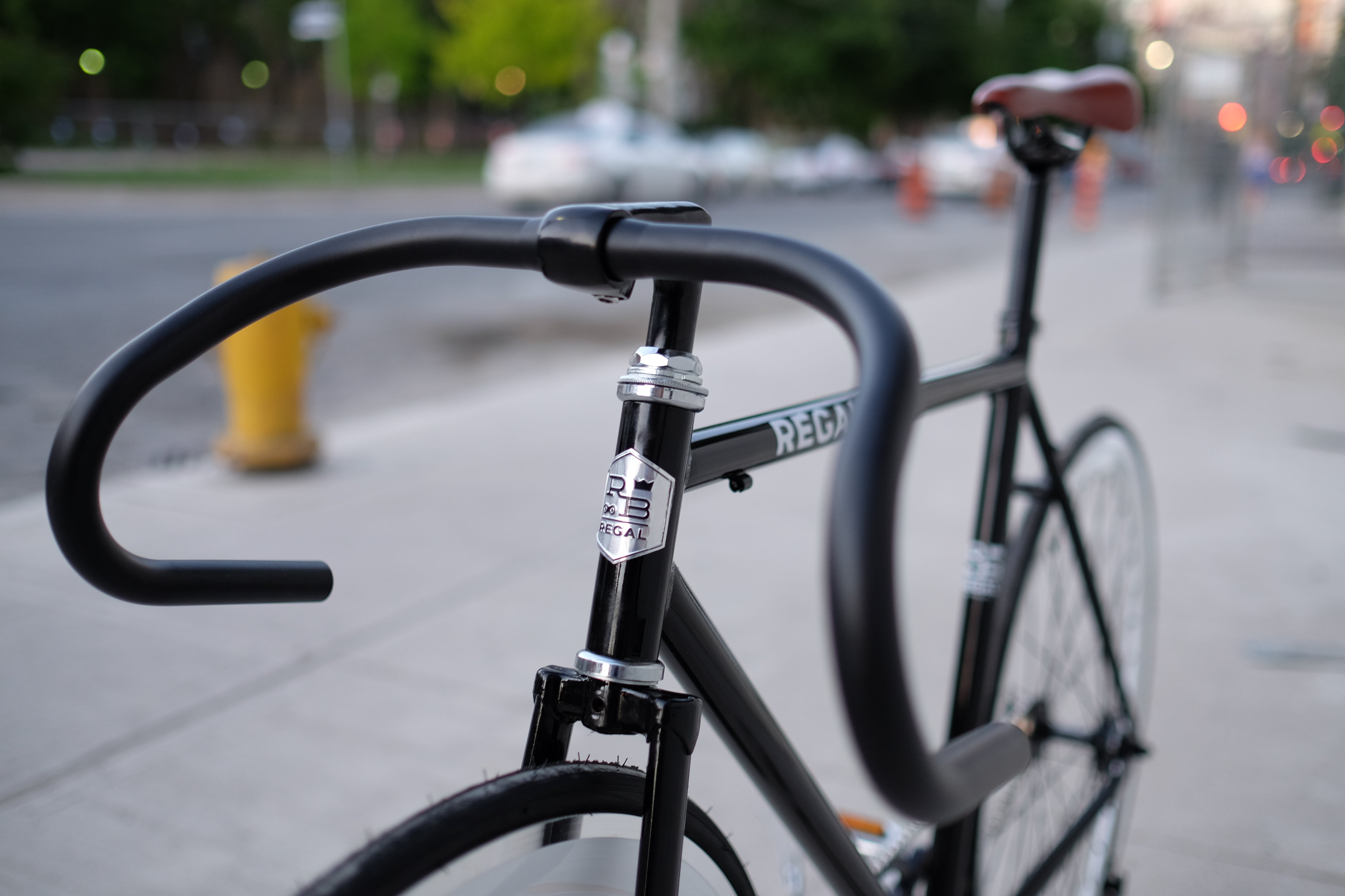Duke Bicycle by Regal Bicyles - This Fixie bikes come with a black finish and white deep rims and drop handlebars