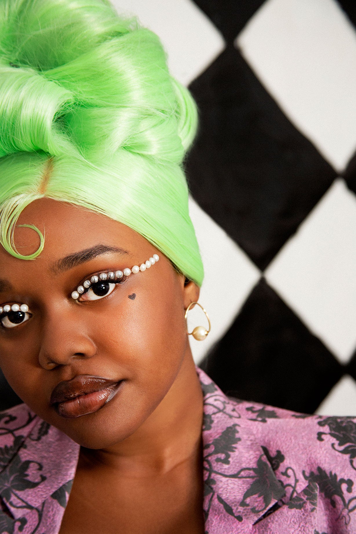 Amindi - Neon Green, 60s Hairstyle