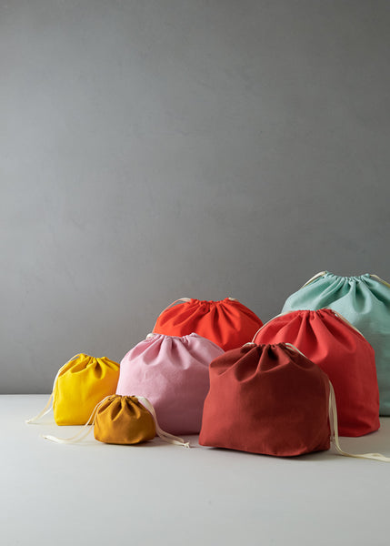 Easy Drawstring Bags in Spectrum Cotton von Purl Soho