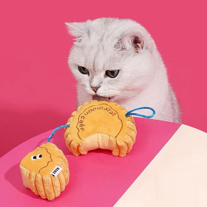 https://cdn.shopify.com/s/files/1/0154/8632/0688/products/zeze-mooncake-catnip-toy-809792.jpg?v=1698273984&width=800