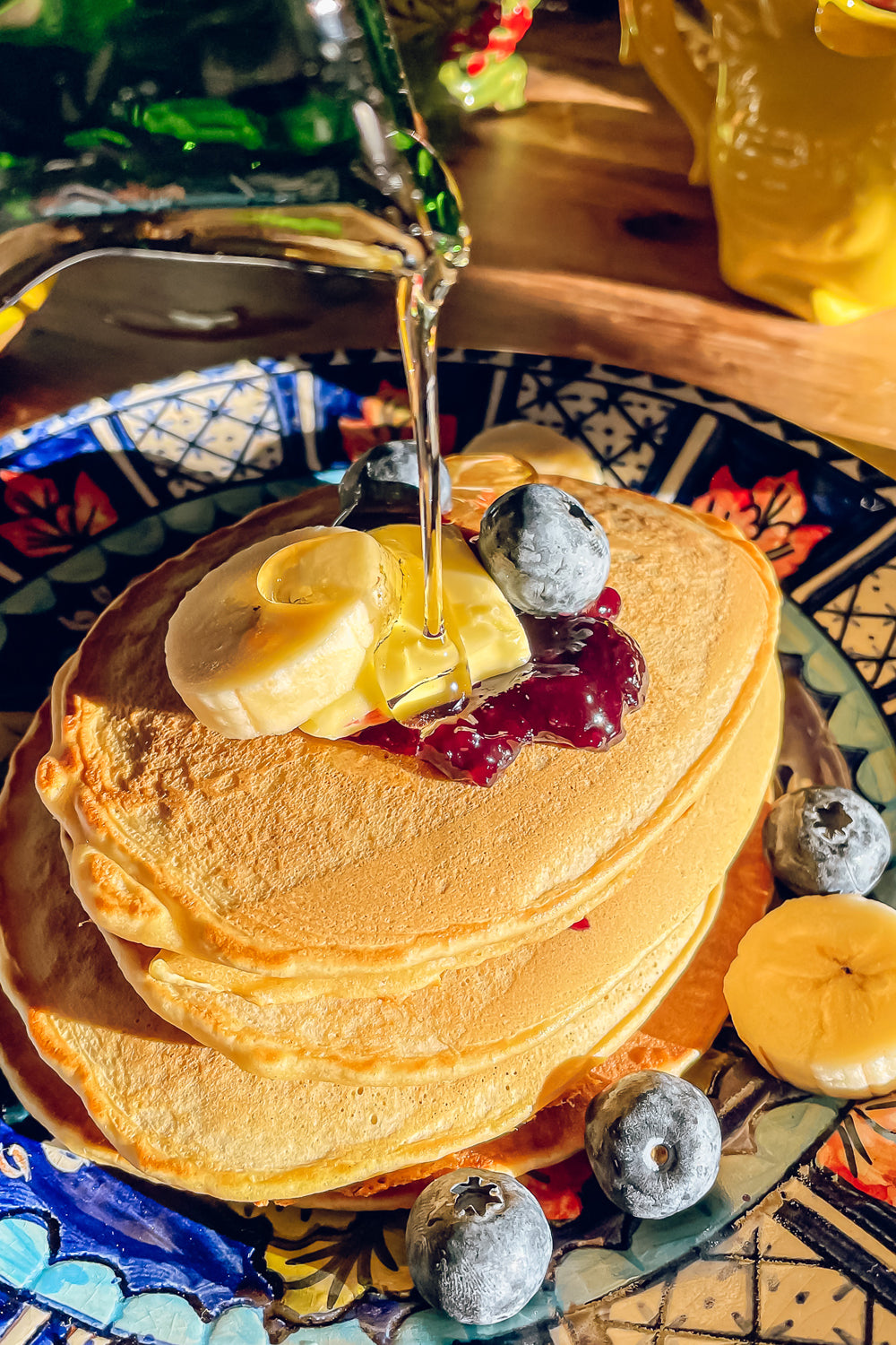 Sirope de arce sobre pancakes recién hechos en casa