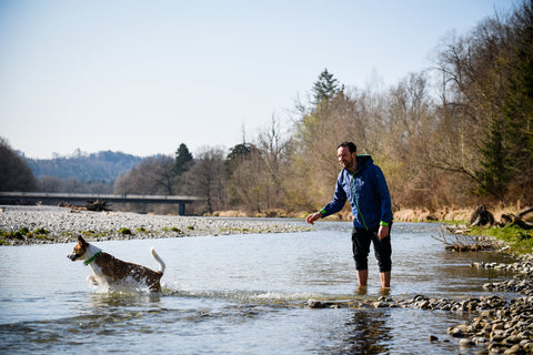 BOLLI-Dog-Owner-Jacket-Fun-in-water-outside