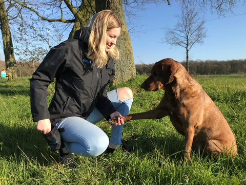 BOLLI-Dog-Owner-Jacket-Giving-Paw-Treat-Pouch