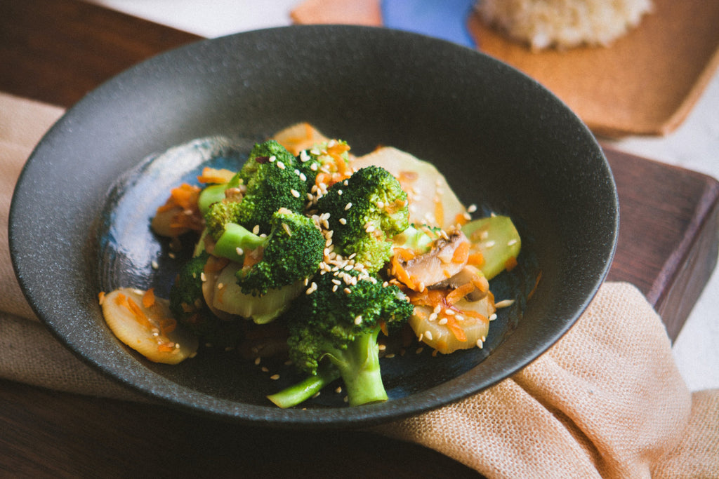 A healthy plate of brocoli, veggies, prawns and rice