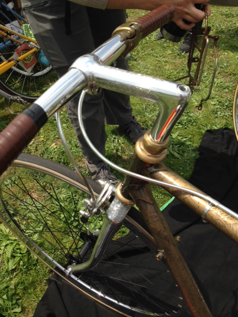 This bike could really use some Walnut Studiolo leather bar wraps to complete it. 