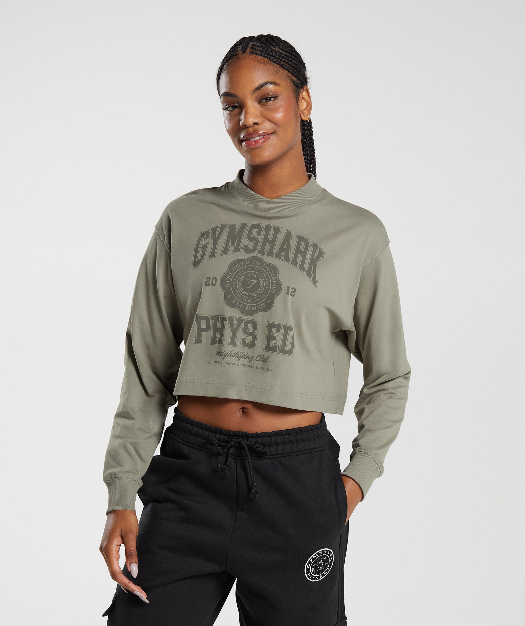 Phys Ed Graphic Long Sleeve T-Shirt en Linen Brown está agotado