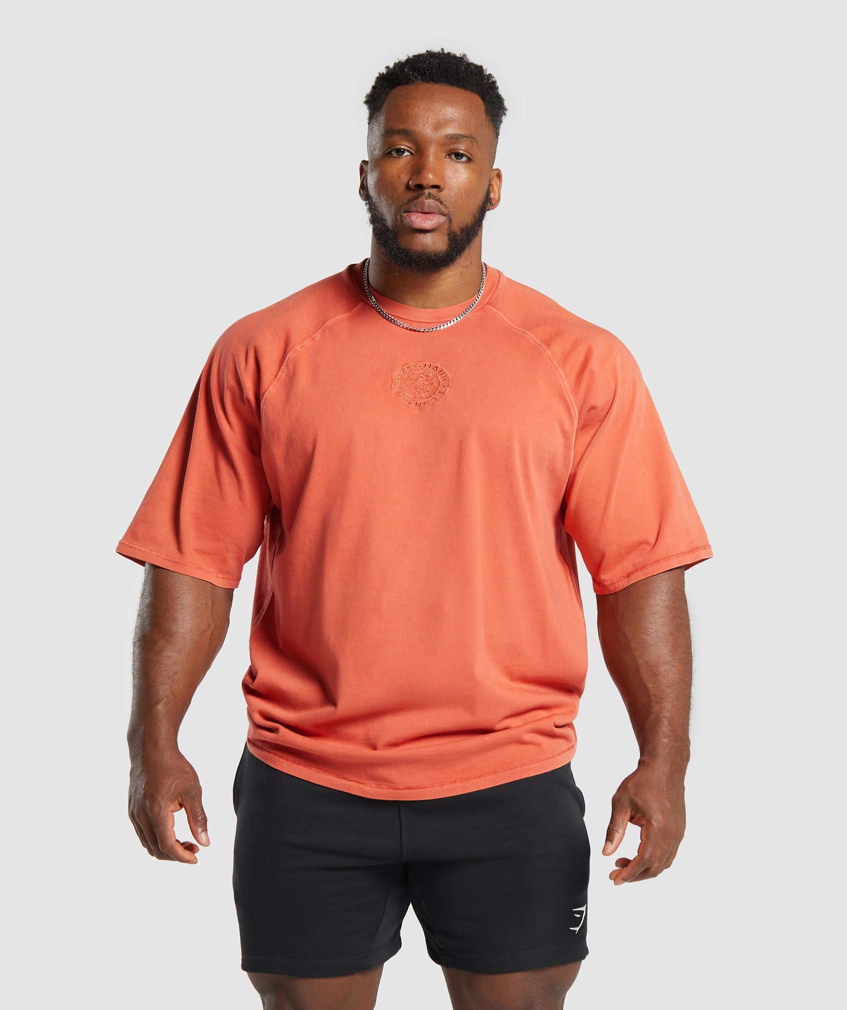 Premium Legacy T-Shirt en Muted Orange