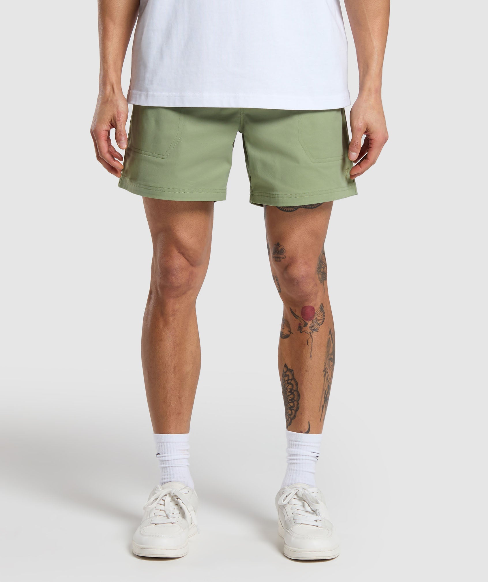 Rest Day Woven Shorts en Natural Sage Green