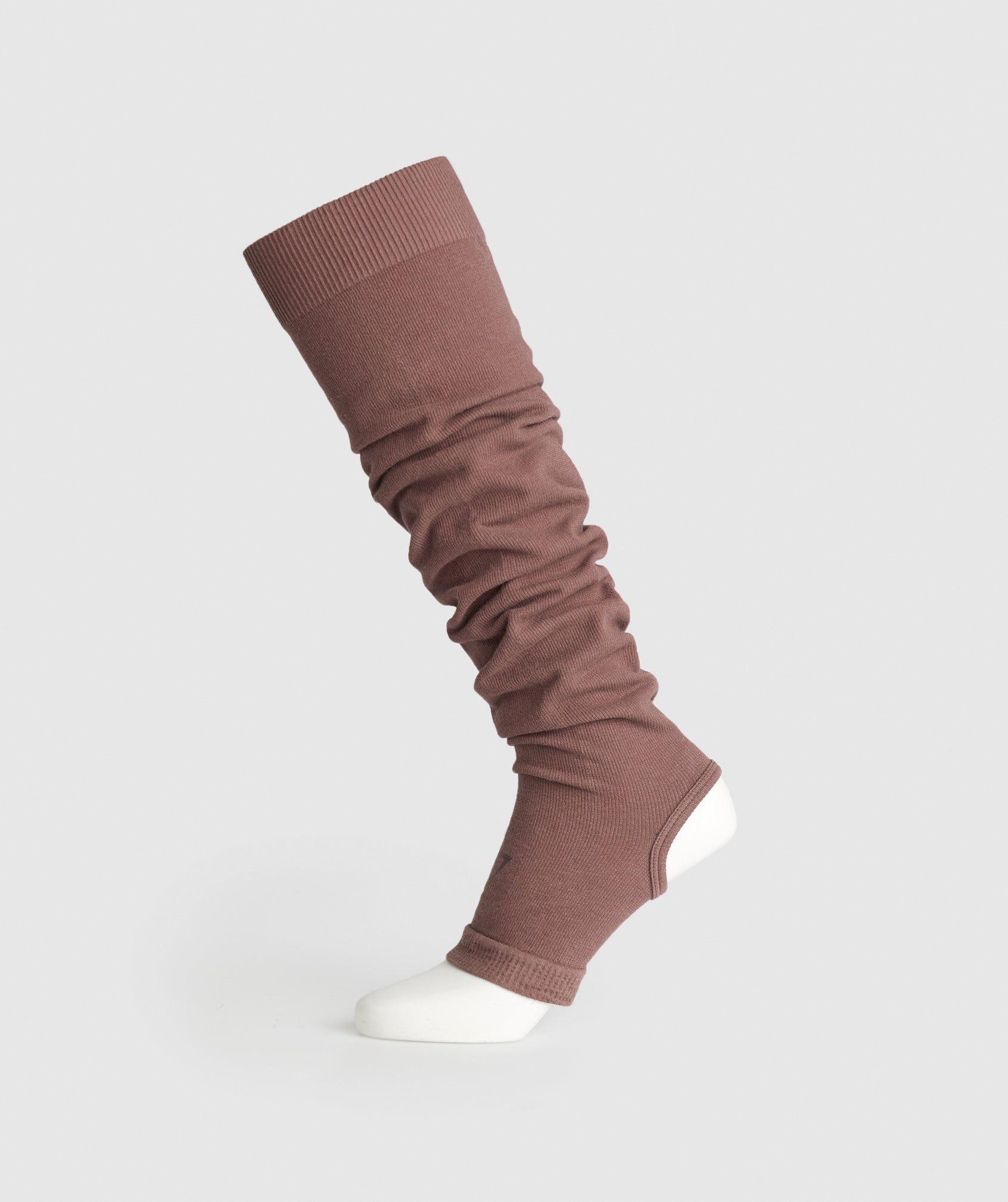 Ribbed Cotton Seamless Leg Warmers en Soft Brown