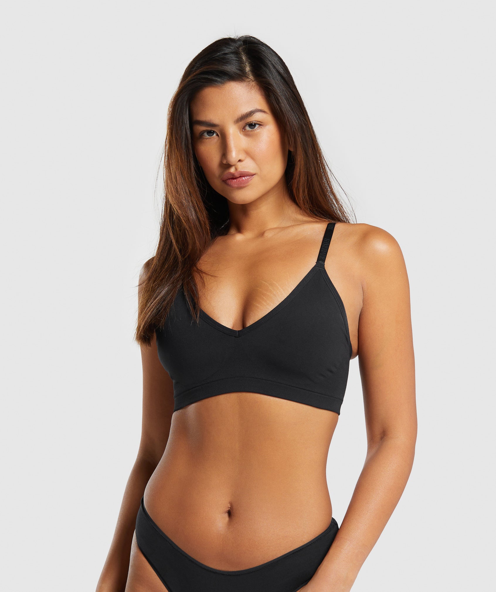 Seamless V Neck Bralette en Black