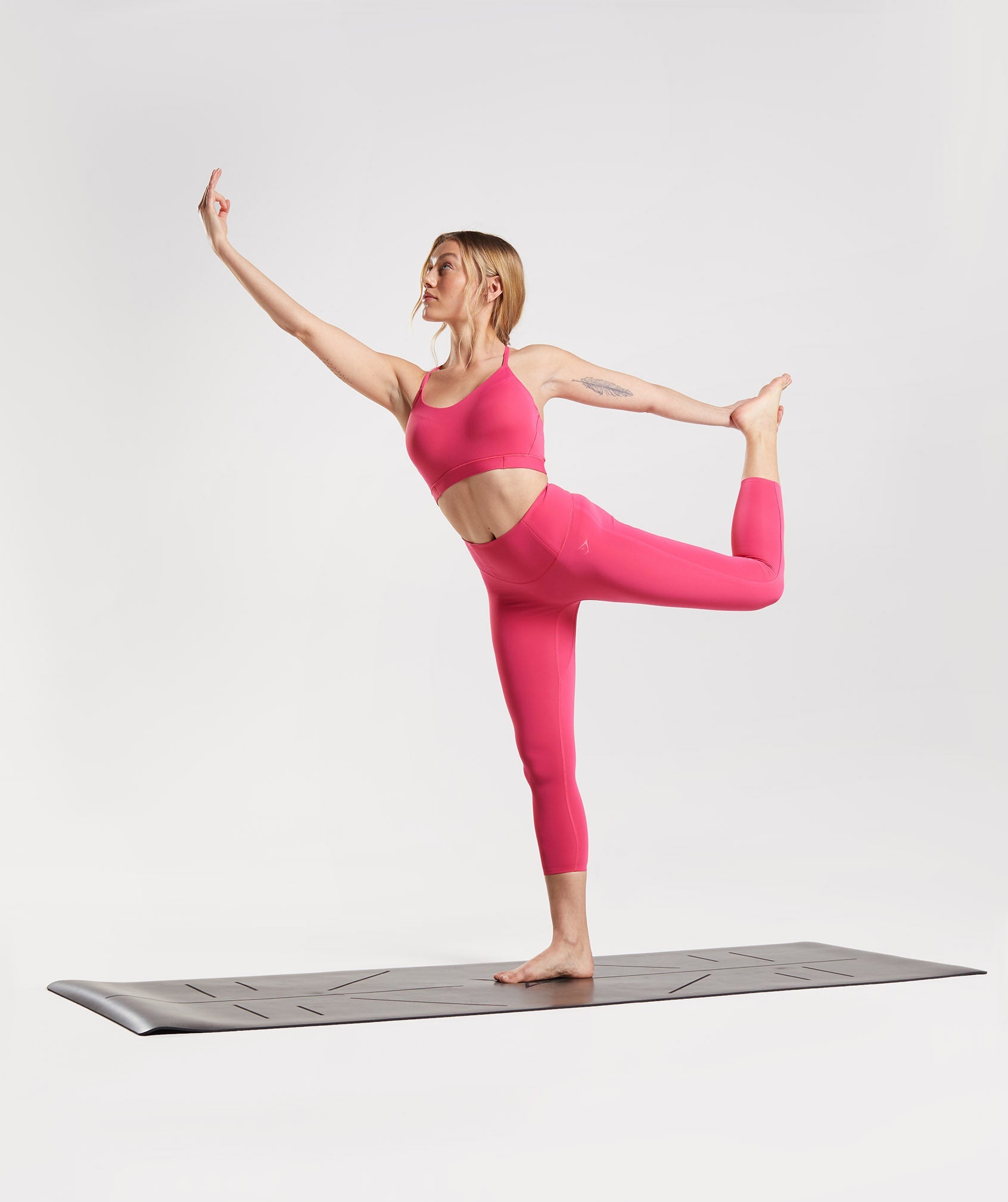 Studio 7/8 Leggings in Hibiscus Pink