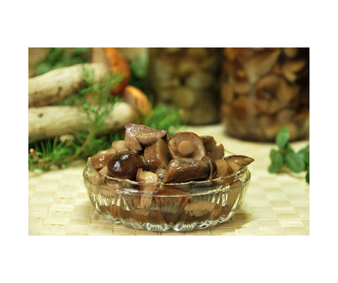 Marinades mushrooms in a clear dish