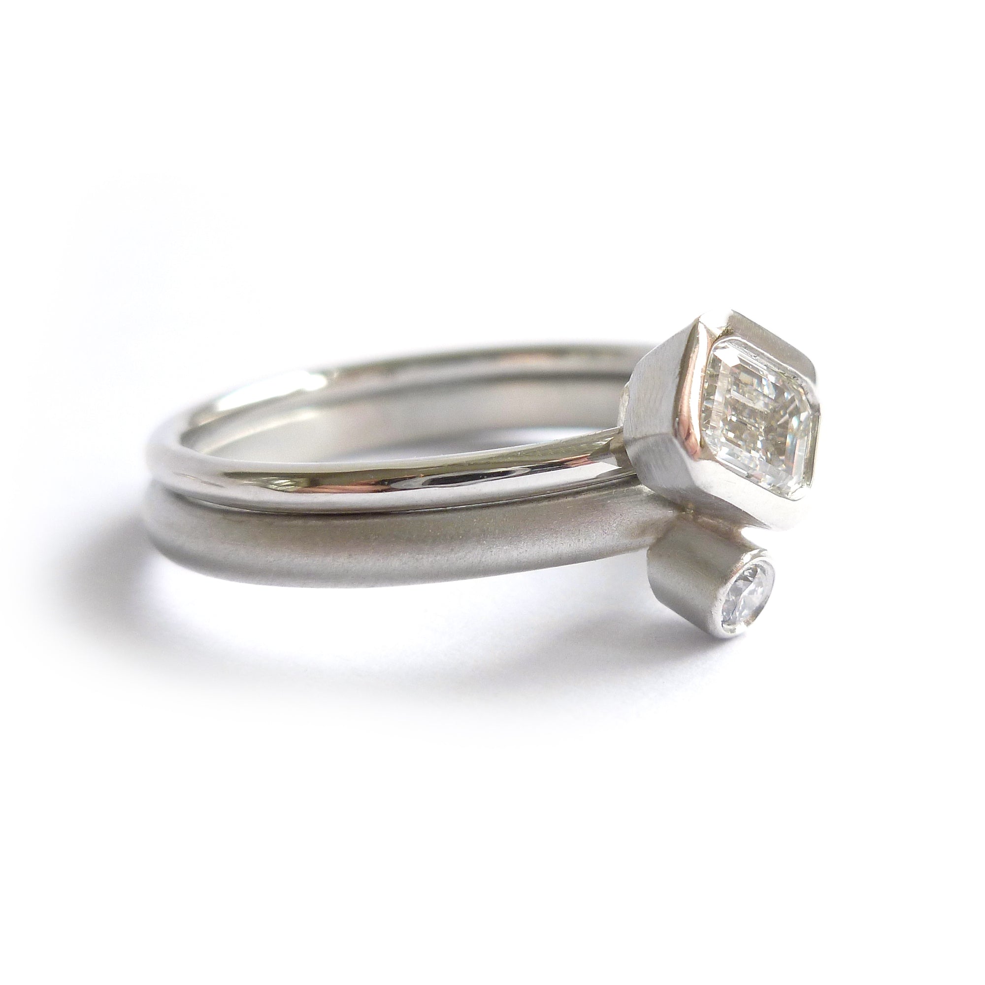 A contemporary stunning white diamond two band platinum ringset ring ...