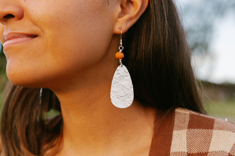 fall-favorite-accessories-ellipse-hammered-aluminum-earring-natural-clay-bead